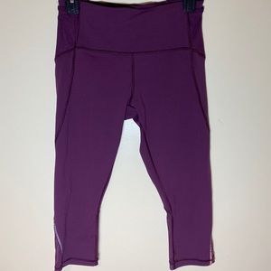 Size 6 🍋lululemon🍋 capris. Burgundy colour